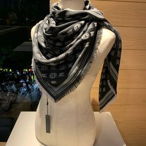 Black spotted scarf